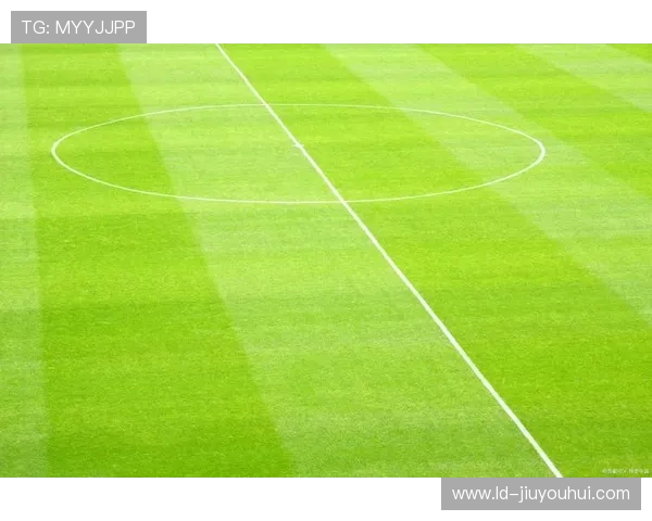 父女俩绿茵球场并肩奔跑共享足球激情与成长的温暖时光故事瞬间