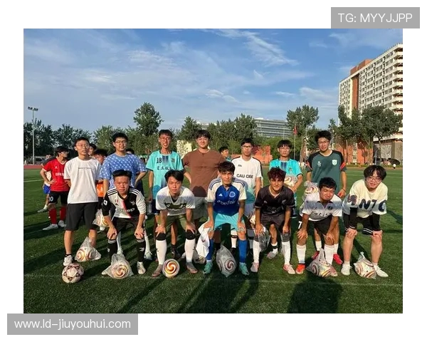 绿茵激情点燃创意展示的足球主题幻灯片设计模板全面呈现风采魅力